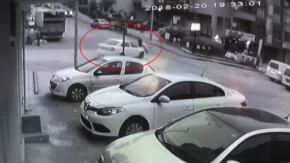 Otomobilin yayaya çarptığı an kamerada