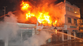 Pazar yerinde büyük yangın