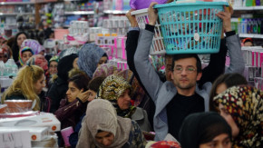 ’Ucuz’ satışlı açılış izdihama yol açtı